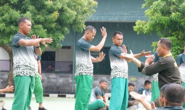 Tingkatkan Kemampuan dan Ketangkasan Prajurit, Kodim 0811 Tuban Latihan Pencak Silat Militer