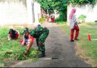 Tanamkan Nilai Gotong Royong, Babinsa Kota Kodim 0811 Tuban Kerja Bakti Bersama Pelajar SMP Negeri 6