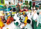 Kenalkan Tugas Pokok TNI, Babinsa Jenu Kodim 0811 Tuban Berikan Edukasi Anak KB/RA Nurul Huda Raudhotul Athfal