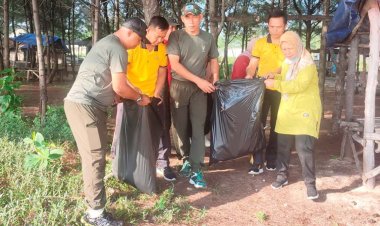 Jaga Keindahan Pantai, Babinsa Jenu Kodim 0811 Tuban Gotong Royong Bersih Pantai Bersama Polri dan Masyarakat